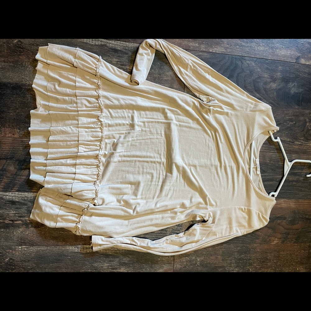 Easel ruffle tunic. Size sm